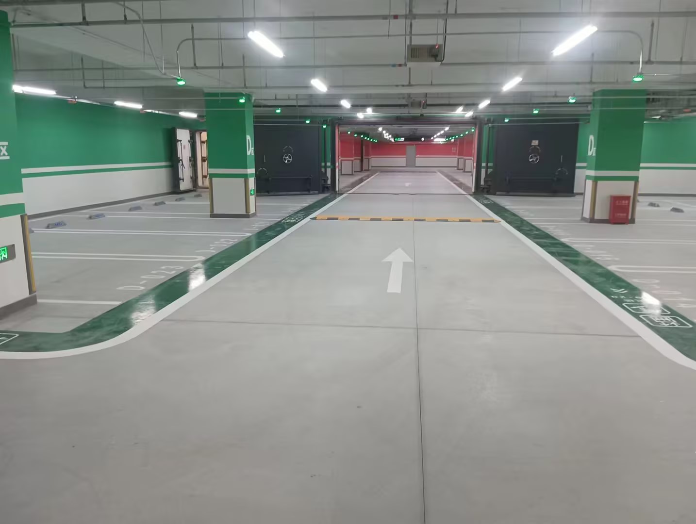 北京城市副中心政府办公楼停车场