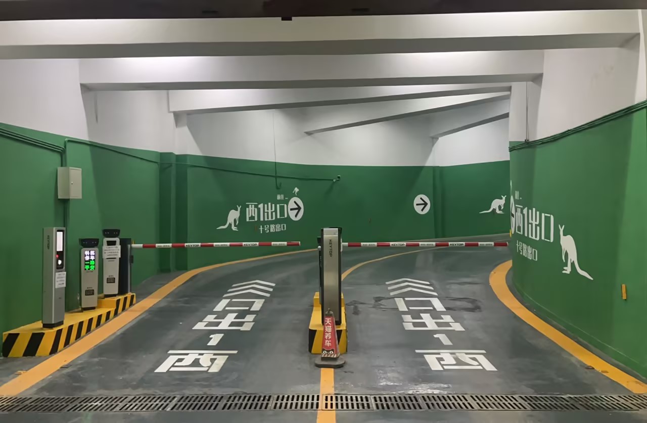 王府井奥莱UP TOWN停车场